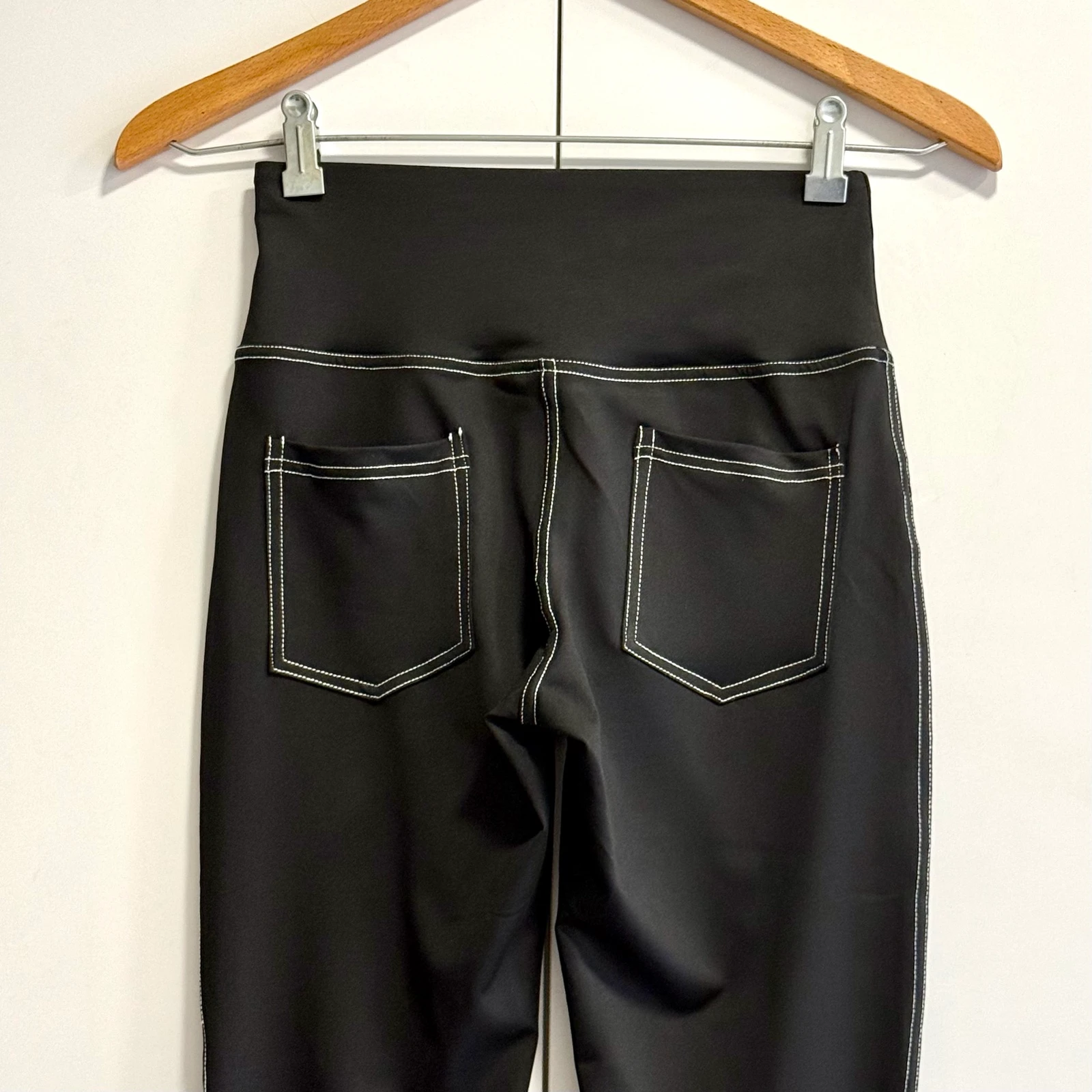 Leggings acampanados costuras en contraste – photo 6